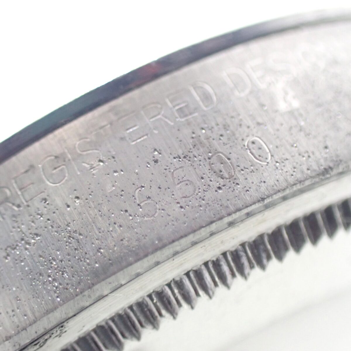 ステンレス製シェーバー刃のクローズアップ写真.