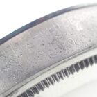 ステンレス製シェーバー刃のクローズアップ写真.