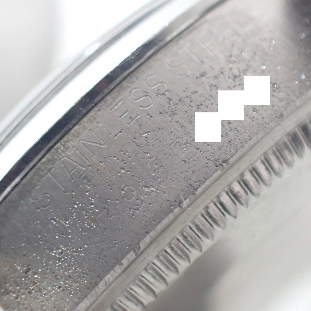 ステンレススチール製の蓋に刻印されたブランド名と製造情報.