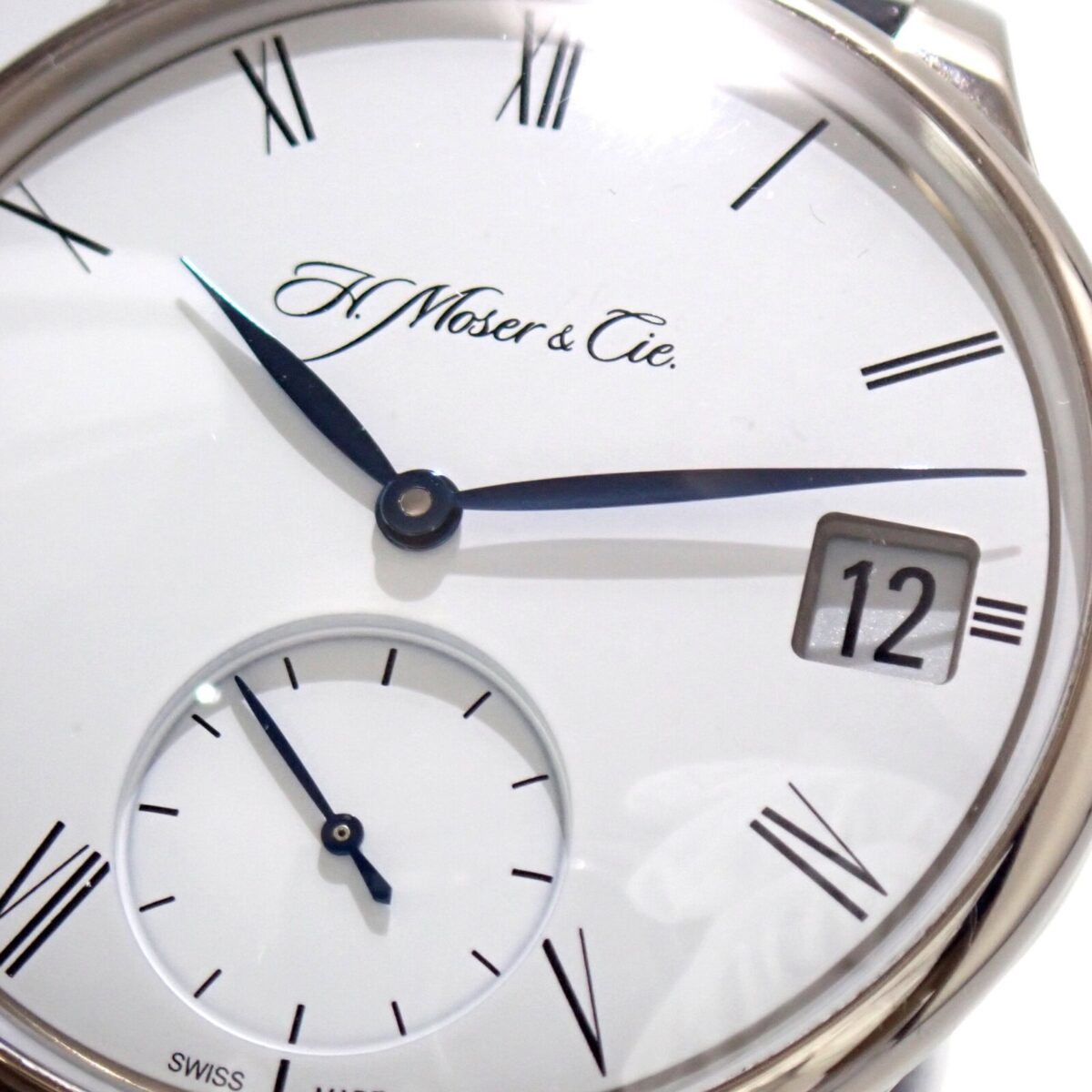 002 高級腕時計のクローズアップ, モーザー・ティエのスタイリッシュなデザイン.