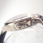 003 日産の腕時計のアップ写真.