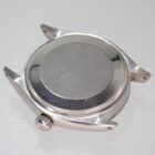 ともなんだ、シルバーの腕時計ケース、裏側の画像。高品質な時計ケースの詳細と素材感が伝わる写真です。高級腕時計のパーツや修理に役立つ情報を提供します。.