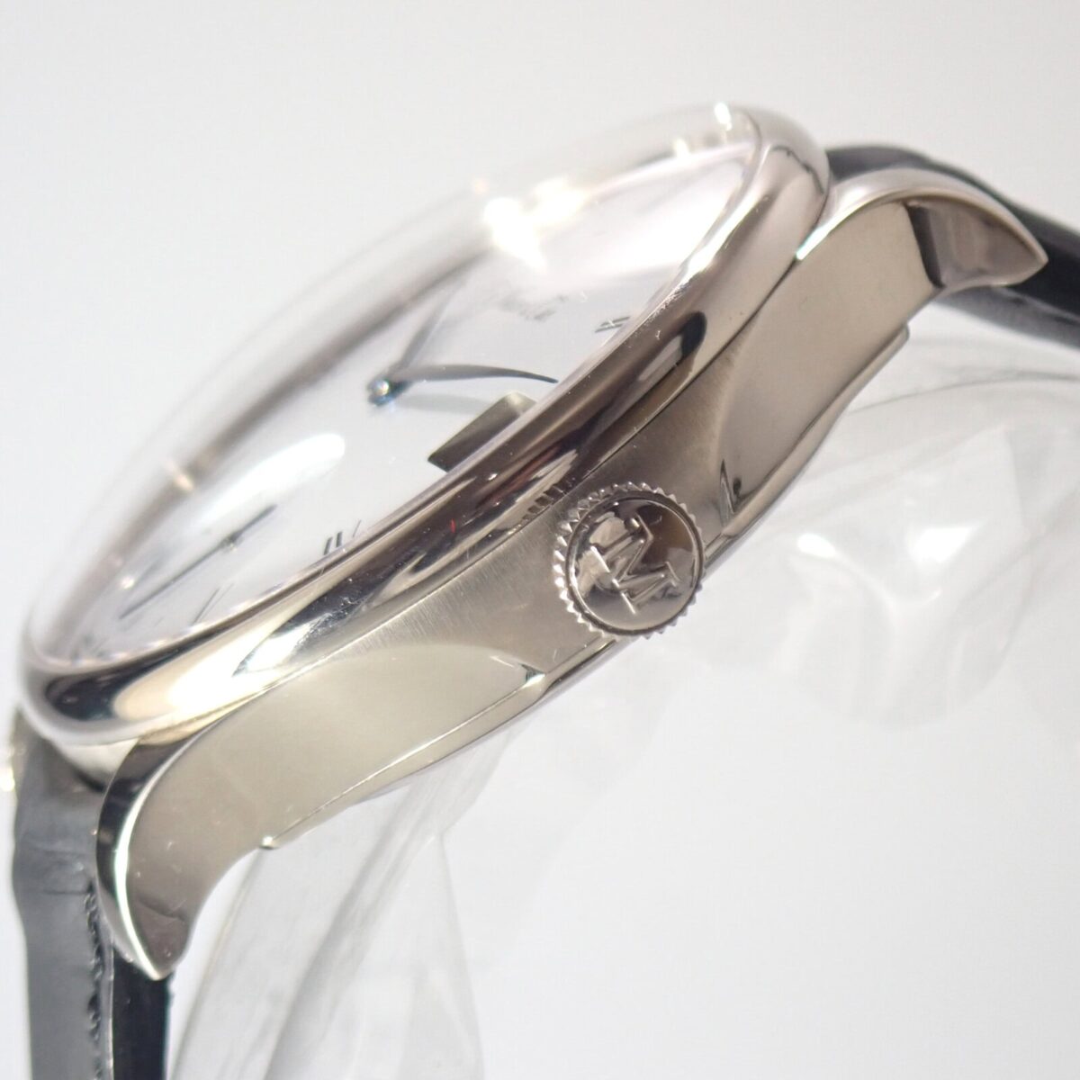 高級腕時計の側面とリューズのクローズアップ写真.