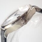 004 高級腕時計の側面とリューズのクローズアップ写真.