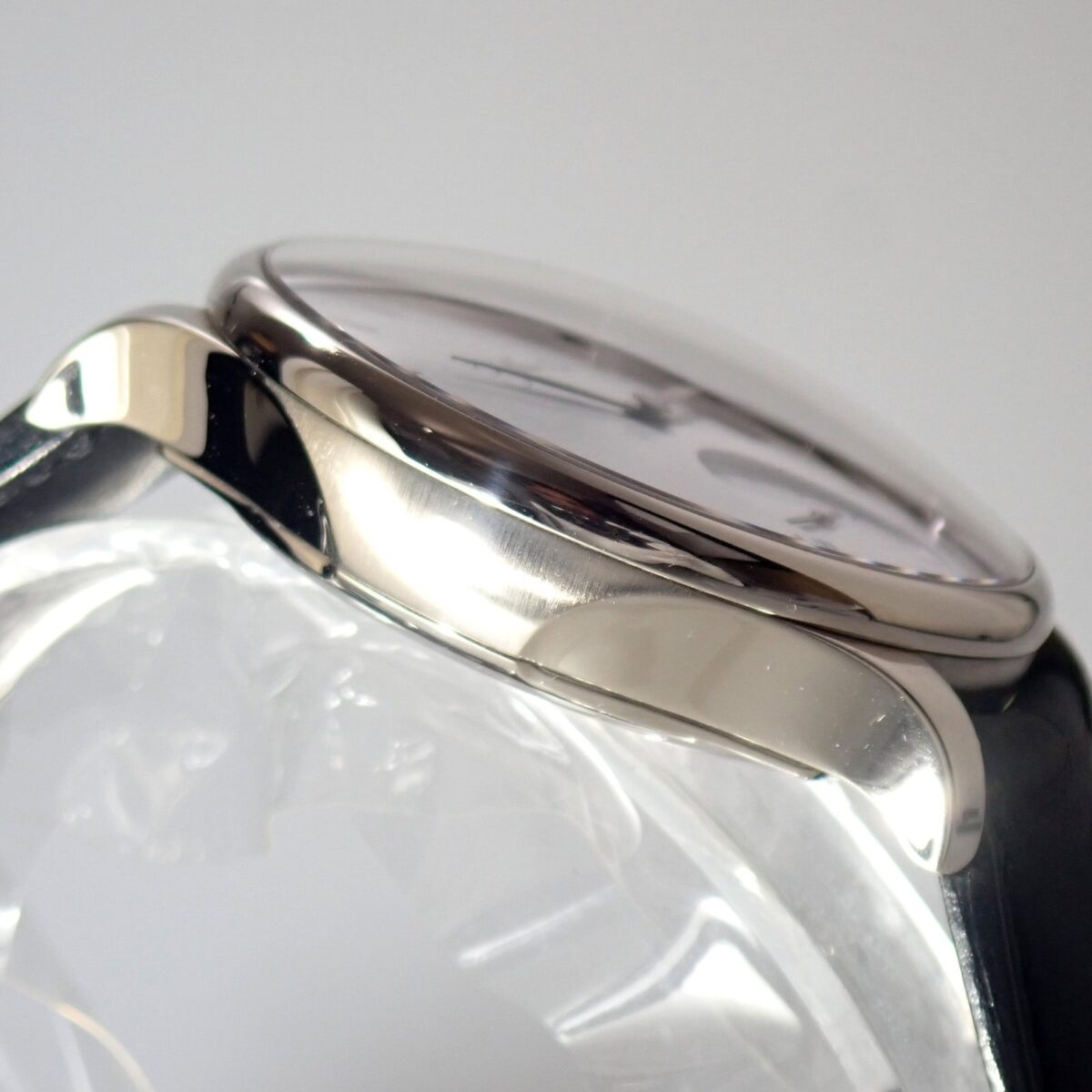 スタイリッシュなメタルウォッチのアップ画像、シンプルで高級感のあるデザイン。.