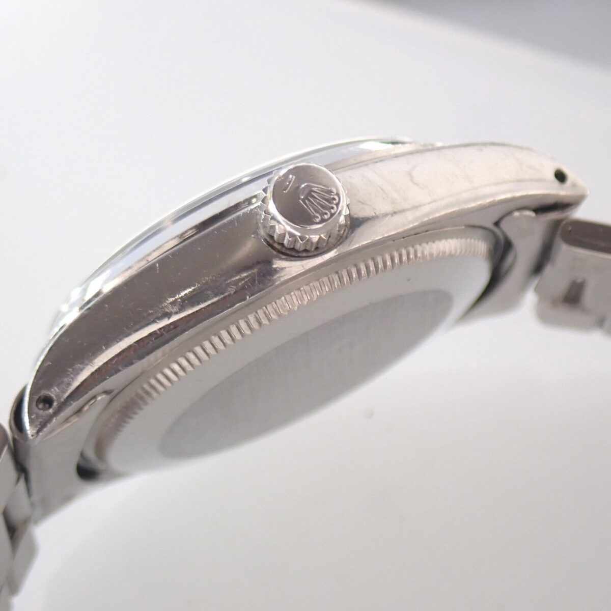 ケースバックとリューズにROLEXロゴ入りの高級腕時計。ステンレス素材のシンプルでエレガントなデザイン。.