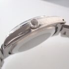 ケースバックとリューズにROLEXロゴ入りの高級腕時計。ステンレス素材のシンプルでエレガントなデザイン。.