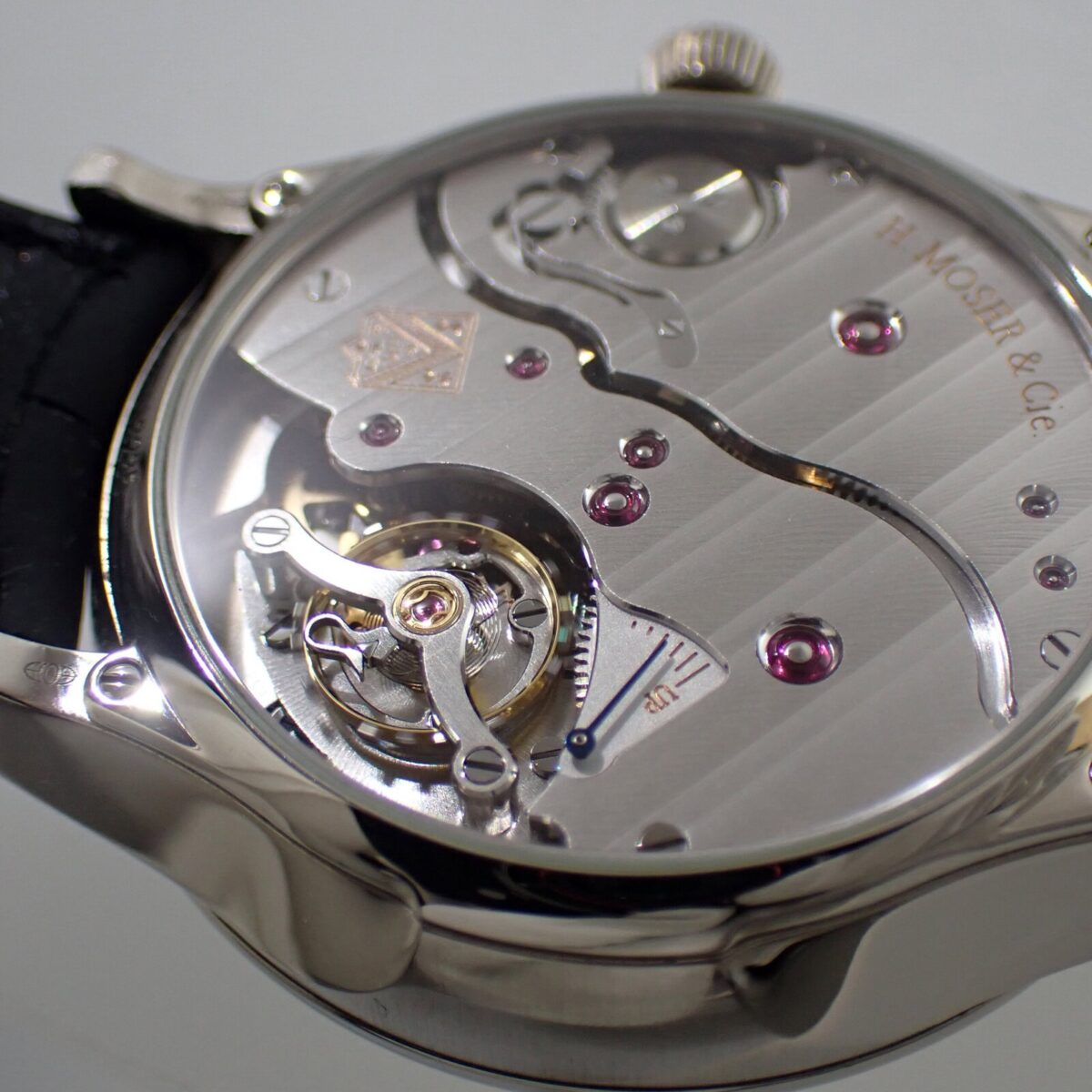 精密機械のスイス製高級腕時計の内部ムーブメント画像.