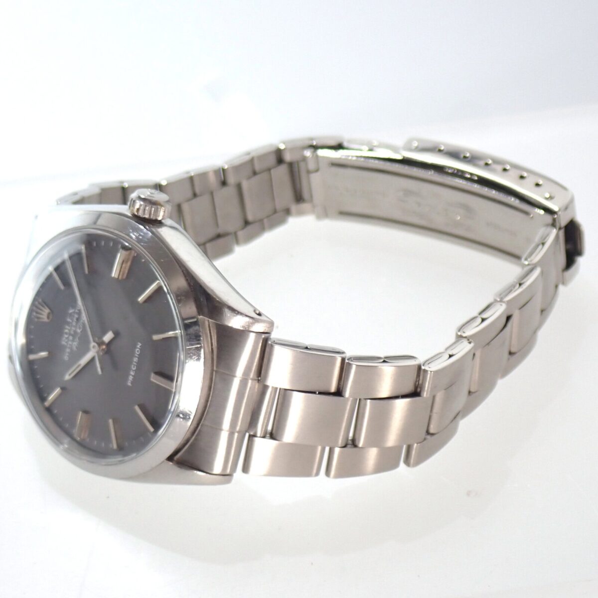 ロレックス腕時計の斜めビュー、シルバーステンレスバンドとブラックダイヤル.