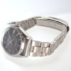 ロレックス腕時計の斜めビュー、シルバーステンレスバンドとブラックダイヤル.