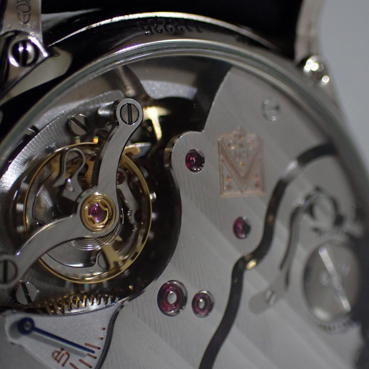 精密な機械式腕時計のムーブメントの拡大写真.