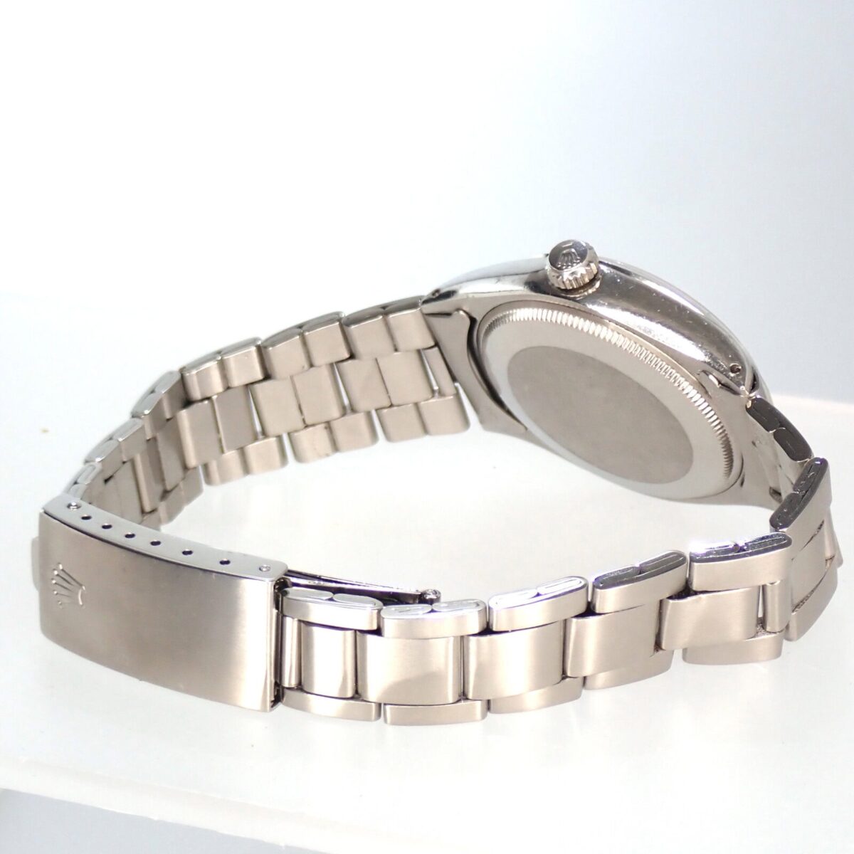 ステンレスの高級腕時計, クラシックなデザインと丈夫な素材が特徴的な時計画像.