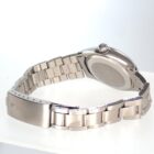 ステンレスの高級腕時計, クラシックなデザインと丈夫な素材が特徴的な時計画像.