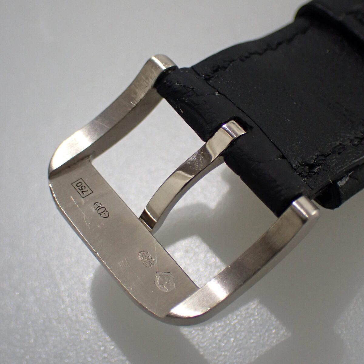 革ベルトと金属バックルの詳細ショット.