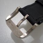 革ベルトと金属バックルの詳細ショット.