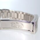 ステンレスロレックス腕時計バンドのクローズアップ画像.