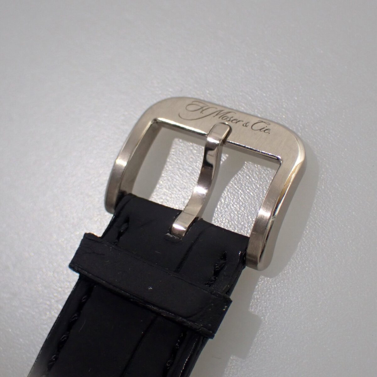 シルバーベルトバックルとブラックレザーストラップの写真.