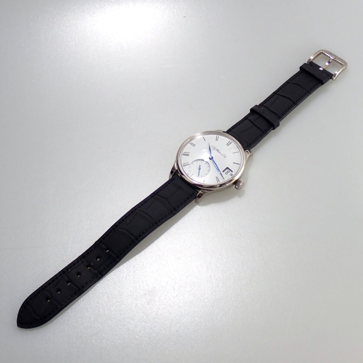 高級レザーベルトのクラシック腕時計, シルバーステンレスケースと白文字盤.