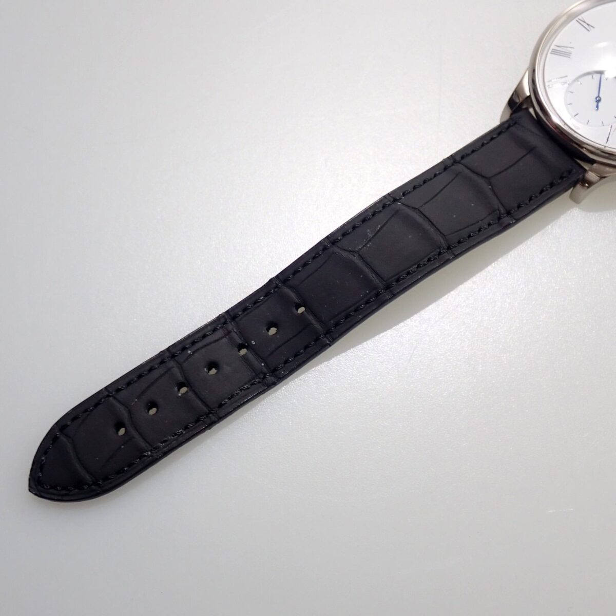 革ベルトの高級感とエレガントさを演出したブラッククロコダイルレザーストラップ.
