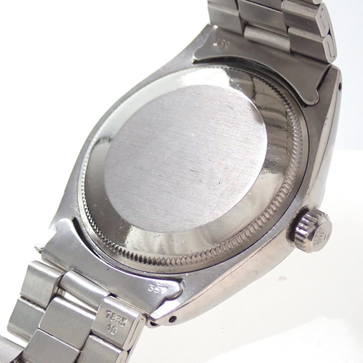 ケースバックの銀色の腕時計、ステンレス素材の高級時計です。.