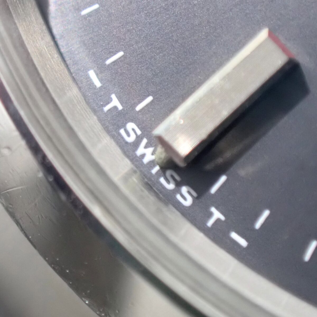 時計の設定つまみ、スイッチ操作部分のクローズアップ写真.