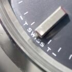 017 時計の設定つまみ、スイッチ操作部分のクローズアップ写真.