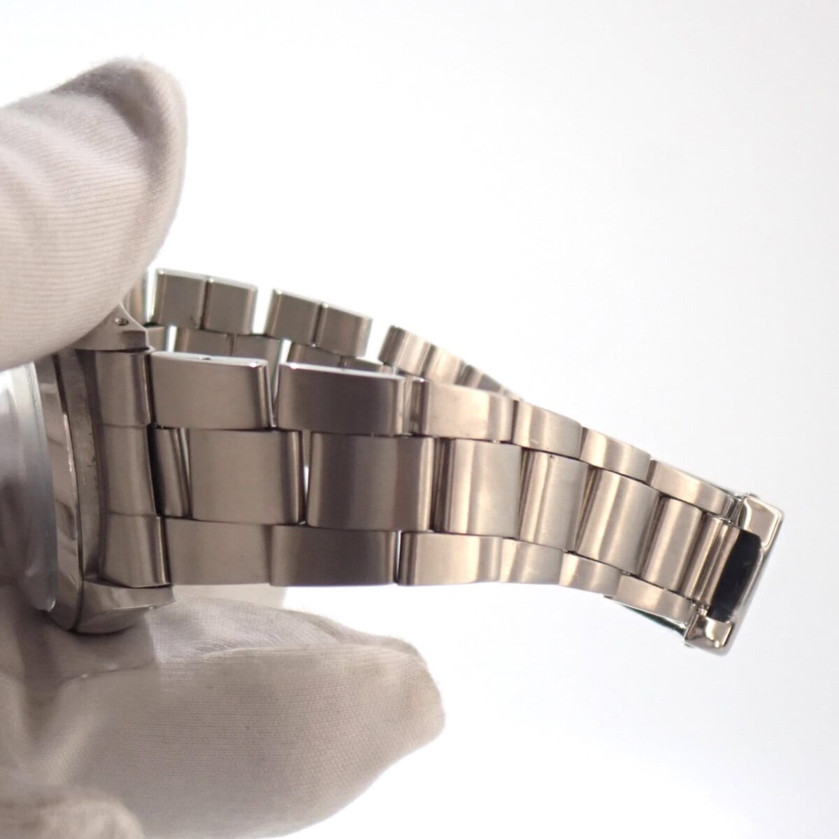 ステンレス腕時計のクローズアップ写真.