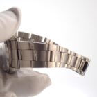 ステンレス腕時計のクローズアップ写真.