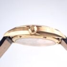 003 金色のレザーベルト付き高級腕時計の斜め横顔、ウォーターレジスタント表示あり.