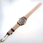 006 革製ストラップと機械式腕時計のクローズアップ画像.