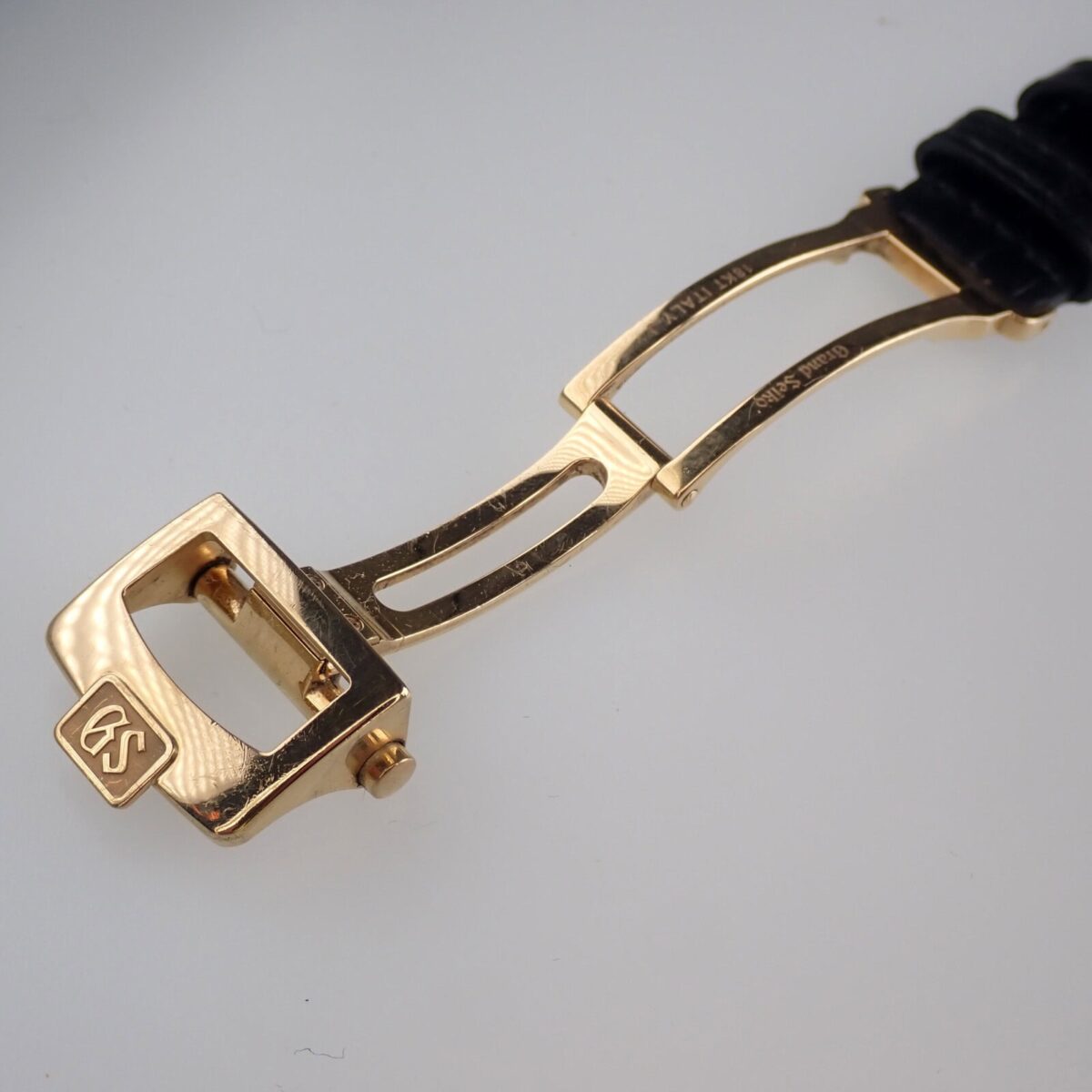 ラウンドジューシーゴールドベルト　高級レザーベルトと金属バックル ［画像の説明］ゴールドカラーの高級レザーベルトにブランドロゴ入り金属バックルの画像です。.