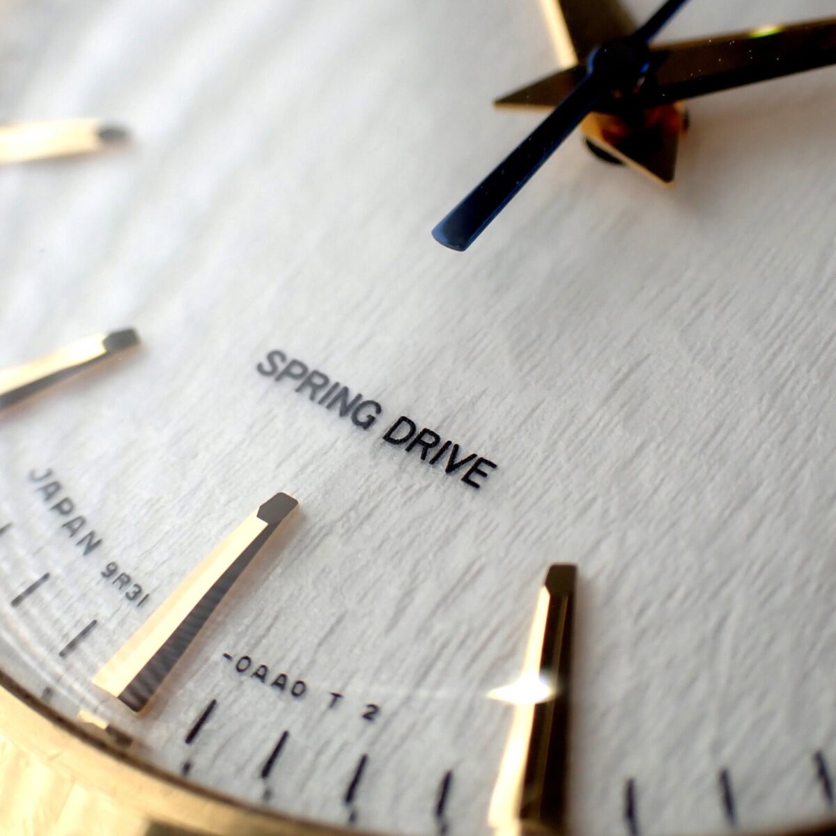 時計のクローズアップ画像、春のドライブをテーマにしたデザイン.