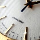 010 時計のクローズアップ画像、春のドライブをテーマにしたデザイン.