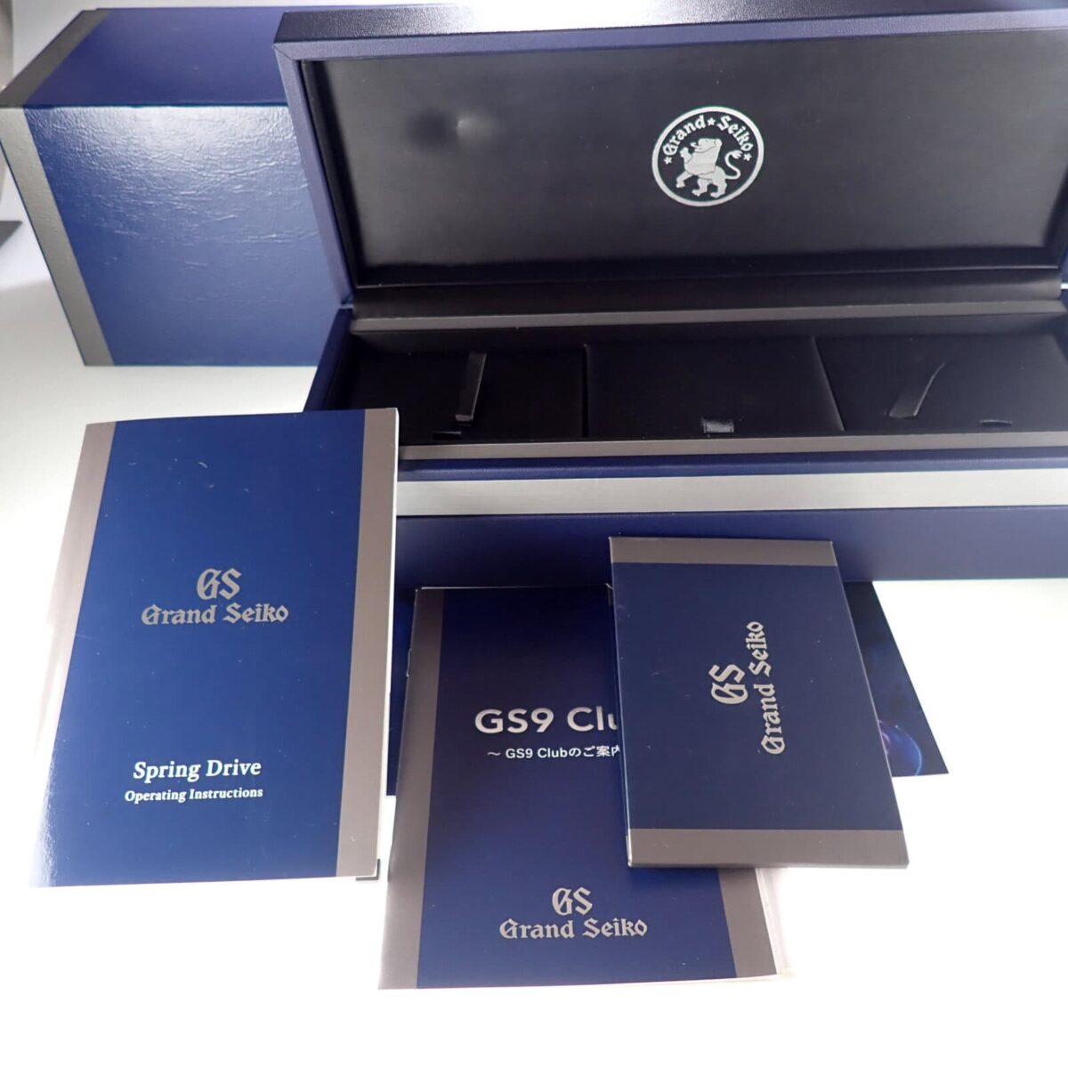 準備されたグランドセイコー GS9クラブの取扱説明書と専用ボックス。高級腕時計のコレクションに最適。.
