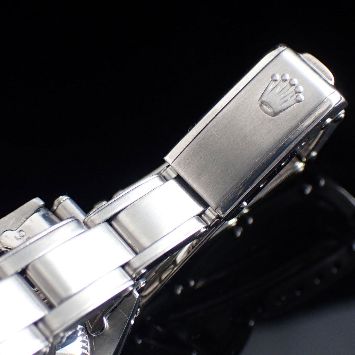 ステンレス製ロレックス時計バンドのクローズアップ画像.