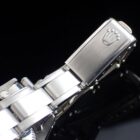 ステンレス製ロレックス時計バンドのクローズアップ画像.