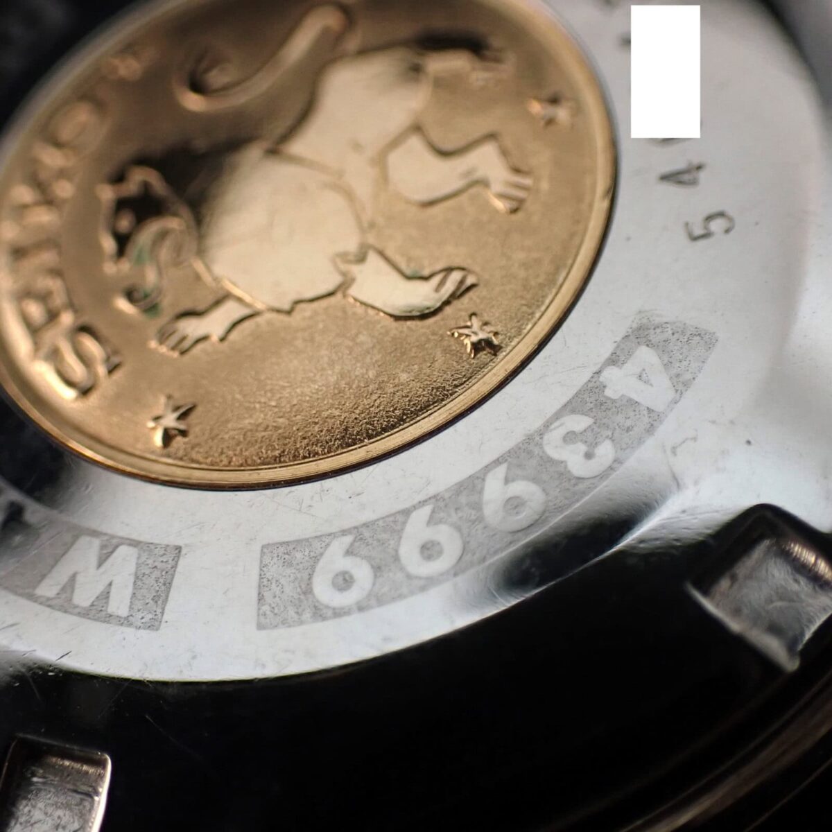 硬貨の詳細アップ写真 - 日本のコインと年号、金属の質感とデザインに焦点を当てた画像.