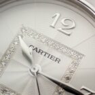 優雅なカルティエの時計クローズアップ 抜群のデザインとクリスタル装飾の高級感.