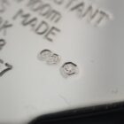 純銀製の刻印とブランドロゴが施された高級アクセサリーのアップ写真です。TOKIBAKARIの高品質な銀製品の詳細が伝わるクローズアップ画像です。.