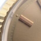 錠前のメタルダイヤルと木片、DIY補修用の画像。.