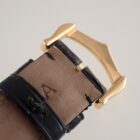 革ベルトと金属バックルのクローズアップ画像.