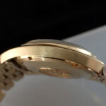 ファイル名: gold-watch-zoomed-in-closeup.jpg.