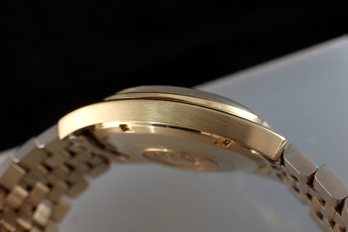 ファイル名: gold-watch-zoomed-in-closeup.jpg.