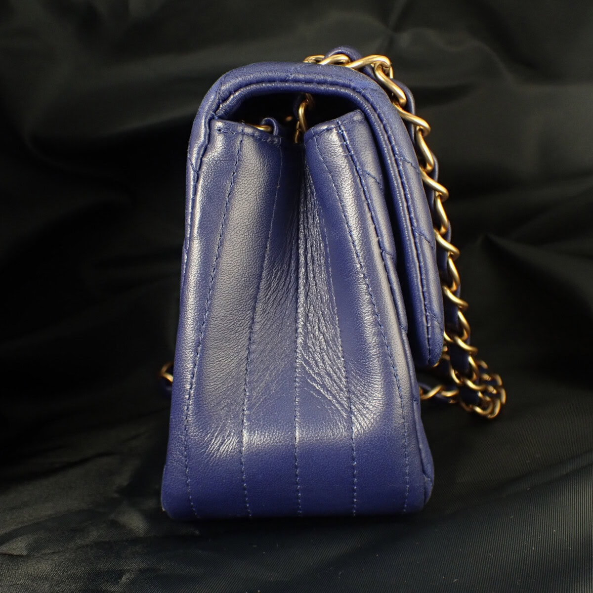 CHANEL Matelasse V-Stitch シャネル マトラッセ Vステッチ ネイビー ラムスキン ミニ フラップバッグ 16cm