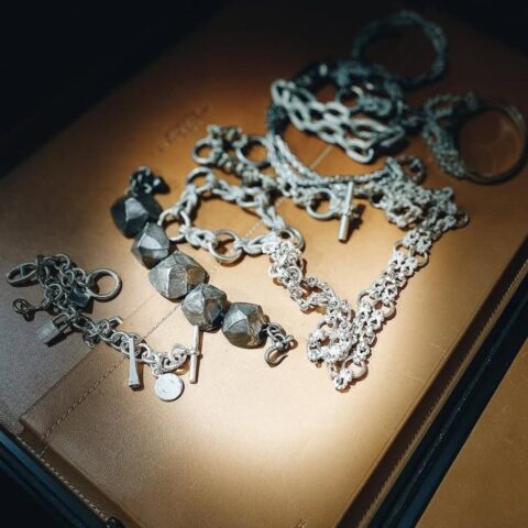 高級シルバージュエリーのネックレスとブレスレットのクローズアップ写真